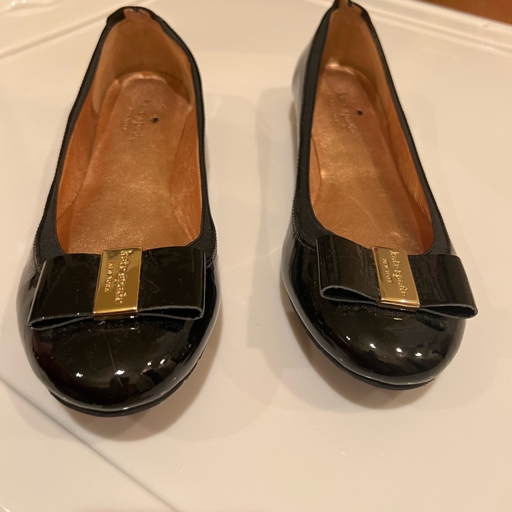 Kate Spade black patent with bow flats. Worn once. Size 8.5M